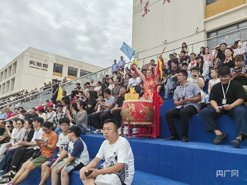 莲超, 而是绿茵场